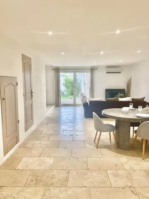 Maison Avec Jardin Et 3 Petits Chats , Proche Du Chateau Lacoste contacts